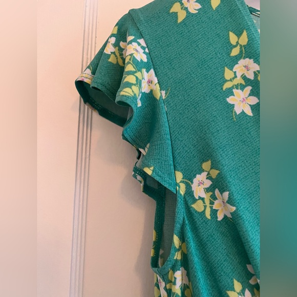 Floral BCBGeneration cocktail dress - Size M, with POCKETS! - Picture 5 of 7